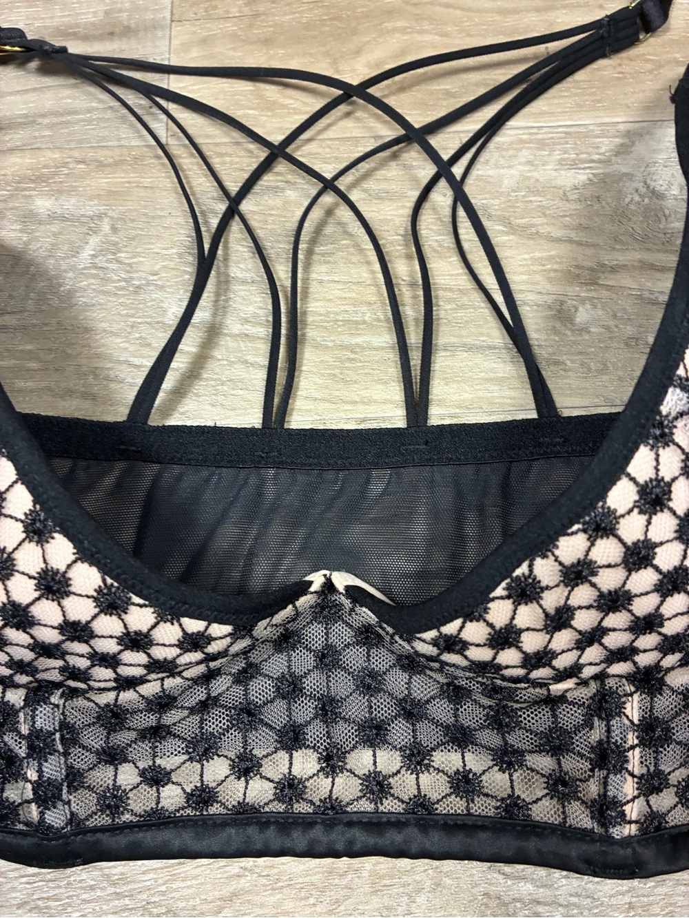 Victoria Secret Luxe Starburst Strappy Mesh Underwired Bra - Picture 3 of 9